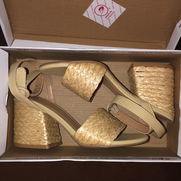 Bamboo Maddy Natural Heels - Picture 9 of 10